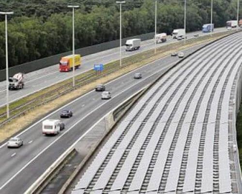 Mỹ lắp đặt pin năng lượng mặt trời trên đường cao tốc