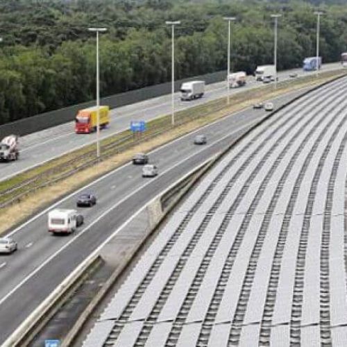 Mỹ lắp đặt pin năng lượng mặt trời trên đường cao tốc